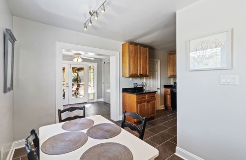 Isle of Palms Maison | Beachy Isle of Palms Bungalow in A+ Condition!