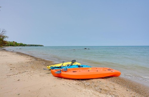 Forestville Maison | Beachy Palms Cottage on Lake Huron with Hot Tub!