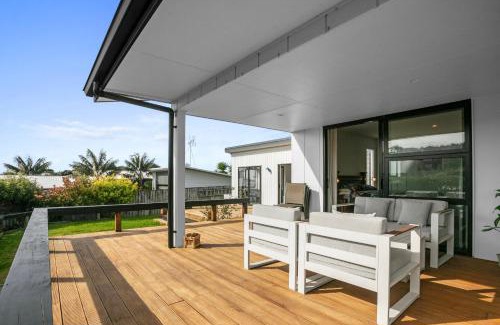 Waihi Beach Maison | Beachy Serenity - Waihi Beach Holiday Home