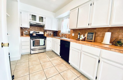 Whitney Ranch Maison | Beachy themed Home with Hot Tub & Fire Table