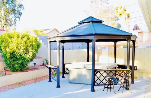 Whitney Ranch Maison | Beachy themed Home with Hot Tub & Fire Table