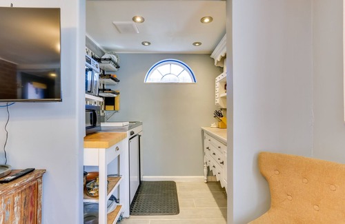 Beacon Appartement | Beacon Apt w/ Patio + Grill; Walk to Main St!