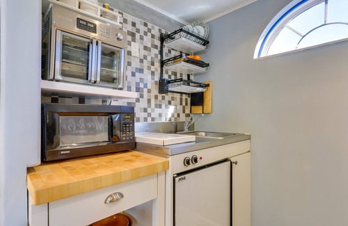 Beacon Appartement | Beacon Apt w/ Patio + Grill; Walk to Main St!