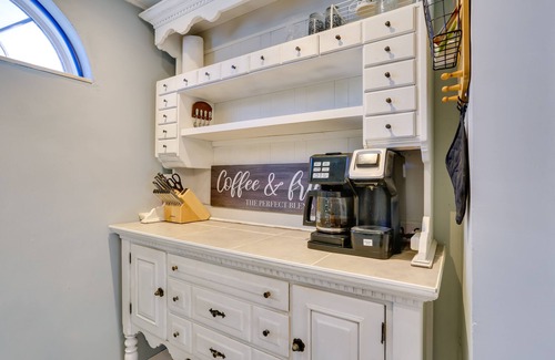 Beacon Appartement | Beacon Apt w/ Patio + Grill; Walk to Main St!