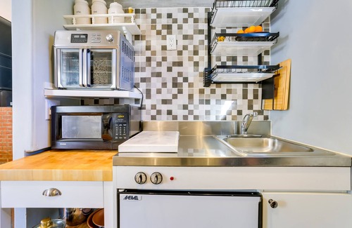 Beacon Appartement | Beacon Apt w/ Patio + Grill; Walk to Main St!