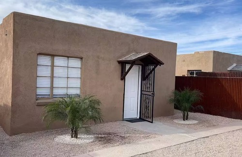 South Tucson Maison | Bear cave!
