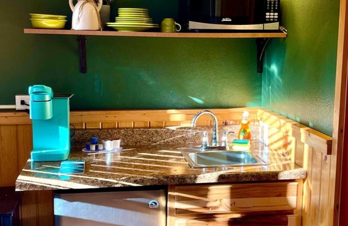 Thompson Falls Cabine | Lower Cabin Suite ( 2 queen beds) - Bear Creek Resort - Lower Cabin Suite ( 2 queen beds)