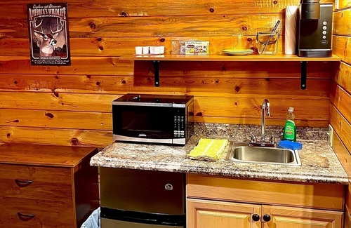 Thompson Falls Cabine | Upper cabin suite ( 1 king bed) - Bear Creek Resort - Upper cabin suite ( 1 king bed)
