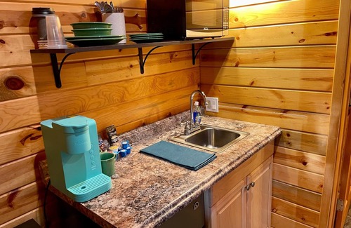 Thompson Falls Cabine | Upper Cabin Suite (double queen) - Bear Creek Resort - Upper Cabin Suite (double queen)