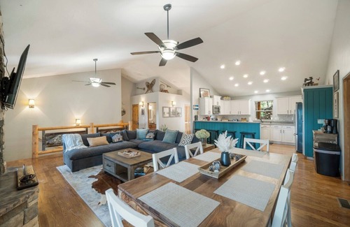 Forest Lakes Maison | Bear Hug Retreat! 3BD/2.5BA Tranquil Mt Home