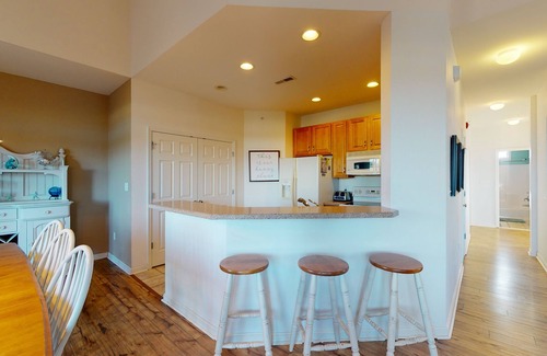 Ocean View Copropriété | Bear Trap Dunes 2nd-floor, lakefront condo w/ pool and free WiFi - 1 dog OK