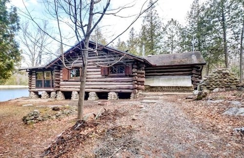 Rideau Lakes Cabine | Bears Log Cabin Retreat - private oasis on the tranquil Rideau Lakes System!