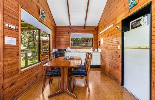 Kangaroo Valley Maison | Beau Cabin One Bedroom Cabin on Golf Course
