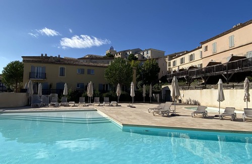 Pont Royal Maison | Beau duplex bien équipé avec terrasse dans résidence avec piscine