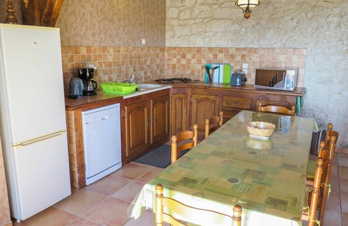 Dondas Villa | Confortable appartement dans une maison de vacances avec piscine, TV, terrasse et vue panoramique