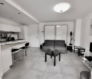 Sanary-sur-Mer Appartement | Beau Studio climatisé, parking privé Sanary centre