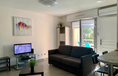 Sanary-sur-Mer Appartement | Beau Studio climatisé, parking privé Sanary centre