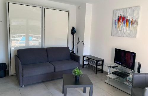 Sanary-sur-Mer Appartement | Beau Studio climatisé, parking privé Sanary centre