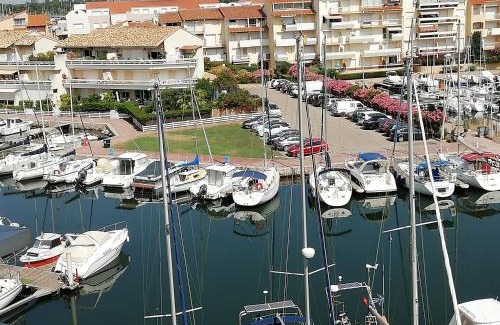Le Port Appartement | Beau T2 Climatisé sur Marina avec parking privé