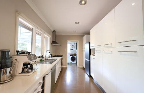 Beaumaris Maison | Beaumaris Lovely House - Bayside Holiday Rental - Entire 3 BR 1 Spa Bath 1 min to Golf Clubs