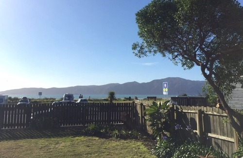 Paraparaumu Beach Maison | Beaut Beach House - across road from the beach!!!