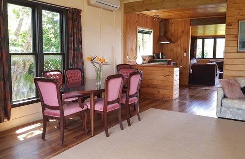 Paraparaumu Beach Maison | Beaut Beach House - across road from the beach!!!