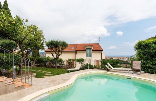 Borghetto Santo Spirito Villa | Beautiful apartment in villa for 5 guests with WIFI, A/C, pool, terrace, pets allowed and parking