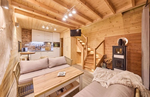 Mlade Buky Maison | Merveilleuse maison de vacances privée pour 4 personnes avec WIFI, piscine, TV, patio et parking