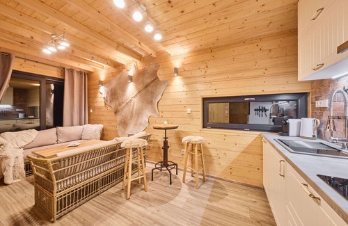Mlade Buky Maison | Merveilleuse maison de vacances privée pour 4 personnes avec WIFI, piscine, TV, patio et parking