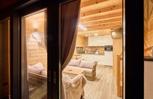 Mlade Buky Maison | Merveilleuse maison de vacances privée pour 4 personnes avec WIFI, piscine, TV, patio et parking