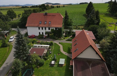 Ruppersdorf Copropriété | Belle chambre à 4 lits P ****, adaptée aux fauteuils roulants, au milieu du jardin