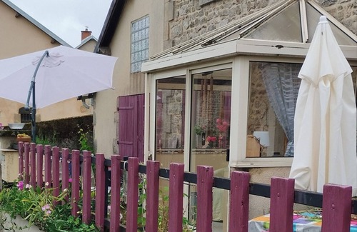 Saint-Julien-la-Geneste Maison | Belle campagne auvergnate. Maison de vacances 4/5 personnes, joliment rénovée.