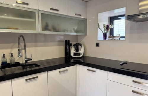 Mafra Maison | Charming 2-bedroom house in welcoming Santo Estêvão das Galés with WiFi, AC