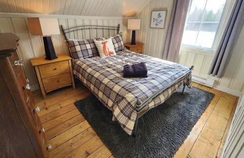 Mauricie Cottage | Beautiful country house by the river Sacacomie- Lots of space to enjoy nature.