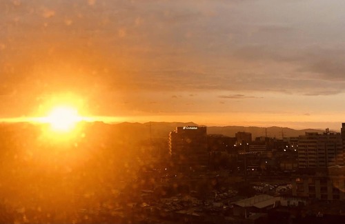 Cornella de Llobregat Appartement | Beautiful sunset with mountain views