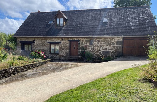 Montjoie-Saint-Martin Maison | Beautiful 3 bedroom barn conversion in a rural hamlet near Saint James Normandy