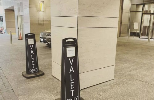 Yorkville Copropriété | Beautiful 1 Bedroom Yorkville Condo with Valet Parking