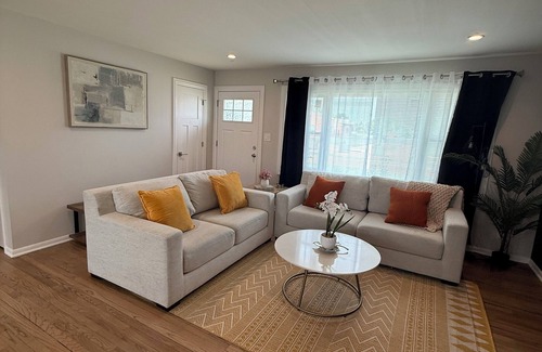 Oak Lawn Maison | Beautiful 1 story, 3 Bedroom house in Bridgeview