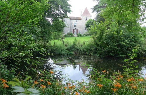 Laussou Maison | Beautiful 12th century castle in lush green valley