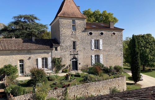 Laussou Maison | Beautiful 12th century castle in lush green valley