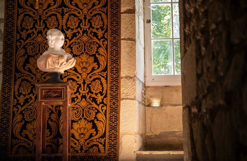 Laussou Maison | Beautiful 12th century castle in lush green valley