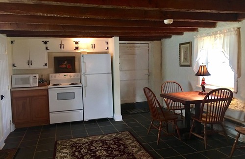 Buckingham Maison | Magnifique chalet de 1815 avec poutres solides, plancher d'ardoise et deux cheminées.