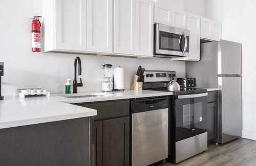 Elizabeth Appartement | Beautiful 1BR Next to Airport 5351