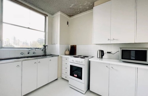 Parkville Appartement | Beautiful 2 Bedrooms w Kitchen & Carpark 🌹