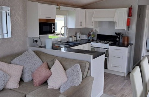 Cowes Maison | Beautiful 2 Bed Static Caravan, Thorness Bay, Isle of Wight