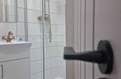 South Benfleet Appartement | Beautiful 2-Bedroom Apartment with Parking