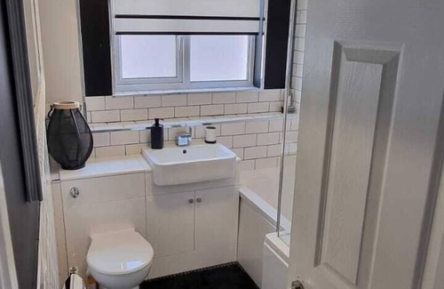 Motherwell Maison | Beautiful 2 bed house, close to M74 and Strathclyde Park