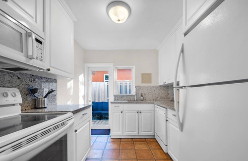 Hendricks and Venice Isles Appartement | Beautiful 2 Bedroom House with BBQ and backyard. Free parking!