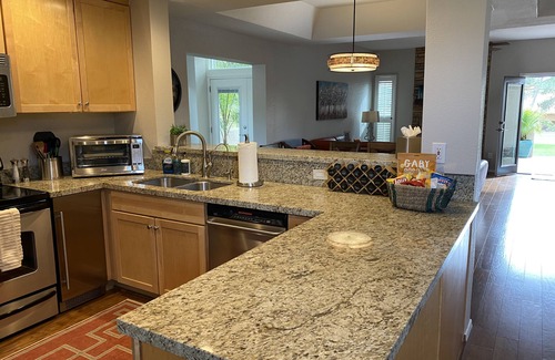 Biltmore Courts Copropriété | Beau 2 chambres, 2 et demi salle de bain Biltmore Condo pour 6 personnes.
