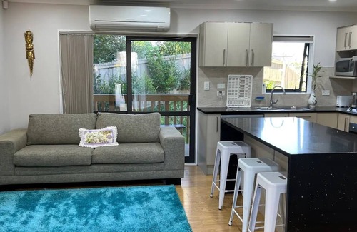 Manurewa Maison | Beautiful 2 bedroom house